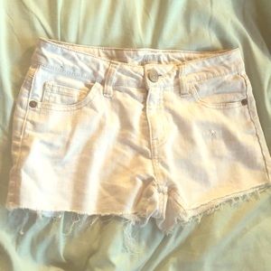 White denim shorts. ♡